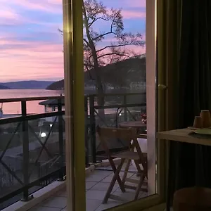 https://les-pieds-dans-l-eau.hotels-rhonealpes.com